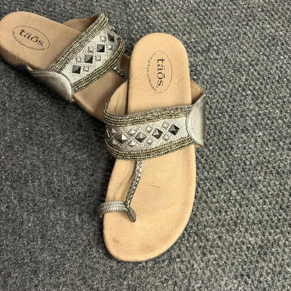 Taos Genie Metallic Leather Studded Beaded Toe Loop Slide Sandals Womens 10